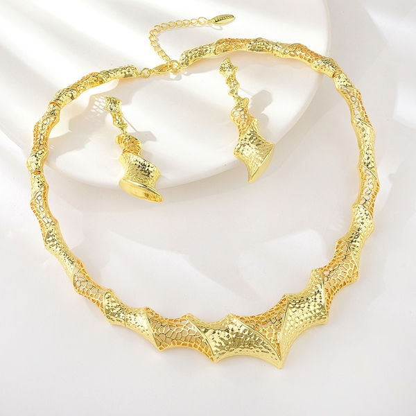 Picture of Distinctive Gold Plated Big 2 Piece Jewelry Set with Low MOQ