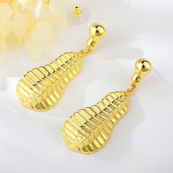 Picture of Sparkly Dubai Gold Plated Dangle Earrings