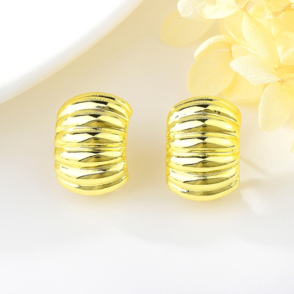 Picture of Dubai Medium Stud Earrings with Speedy Delivery